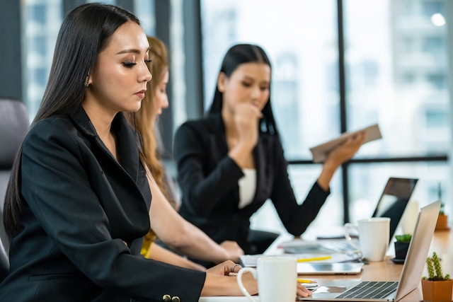 Unlock the Secrets to Promoting Virtual Events and Boost Your Registrations 4 People discussing social media strategies for virtual event promotion