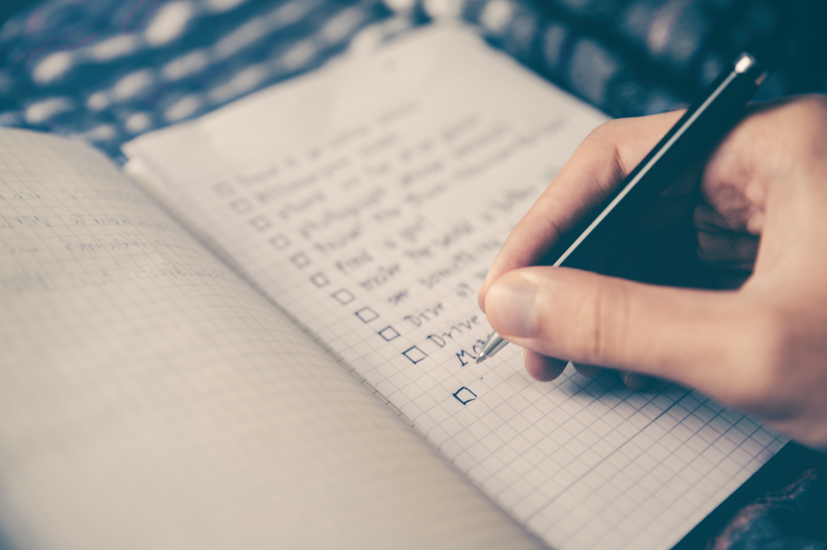 How to Create Passive Backlinks: 7 Proven Strategies for 2023 5 A person creating list-based articles