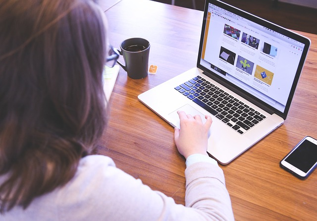 Advertising on Reddit: Is This a Good Strategy for Your Business? 7 student, woman, startup