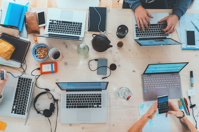 2023's Top Virtual Events Platforms: What You Need to Know 1 People discussing virtual event platforms in a meeting